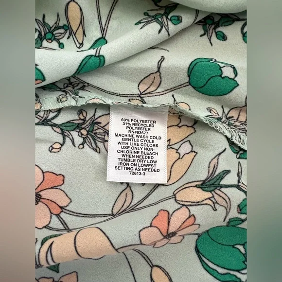 LIZ CLAIBORNE Split Crew Neck Sleeveless Blouse EUC - Picture 9 of 9